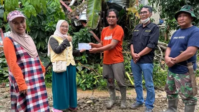 Korban Rumah Tertimpa Pohon di Pemangkat Dapat Bantuan dari Nada Harasthi