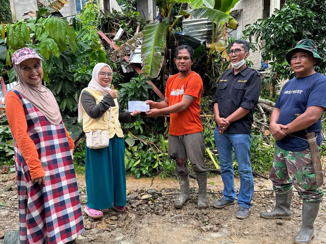 Korban Rumah Tertimpa Pohon di Pemangkat Dapat Bantuan dari Nada Harasthi
