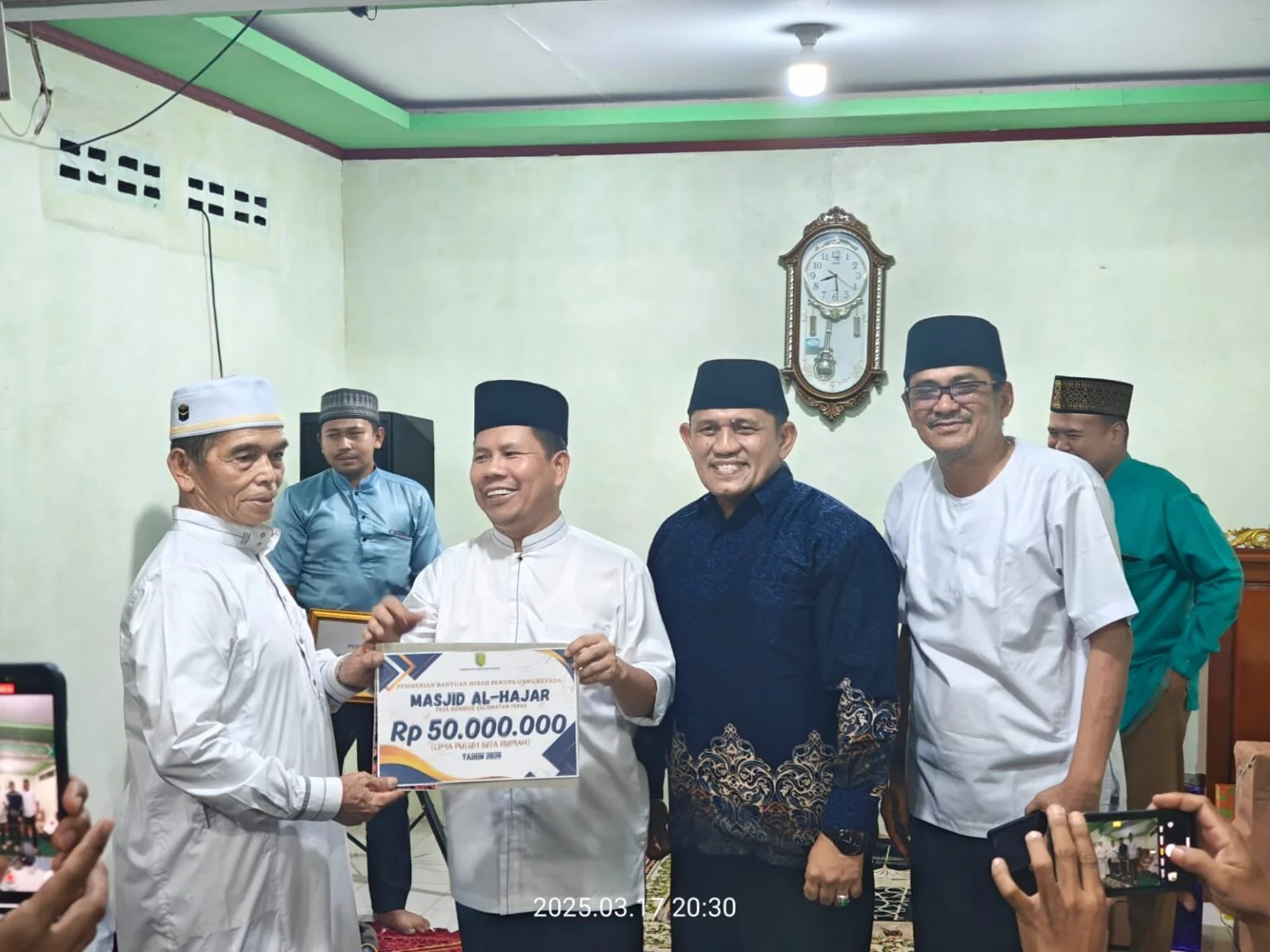 Aspirais Ferdinan Syolihin untuk Masjid Al Hajar Desa Mensere Diserahkan Bersama Bupati